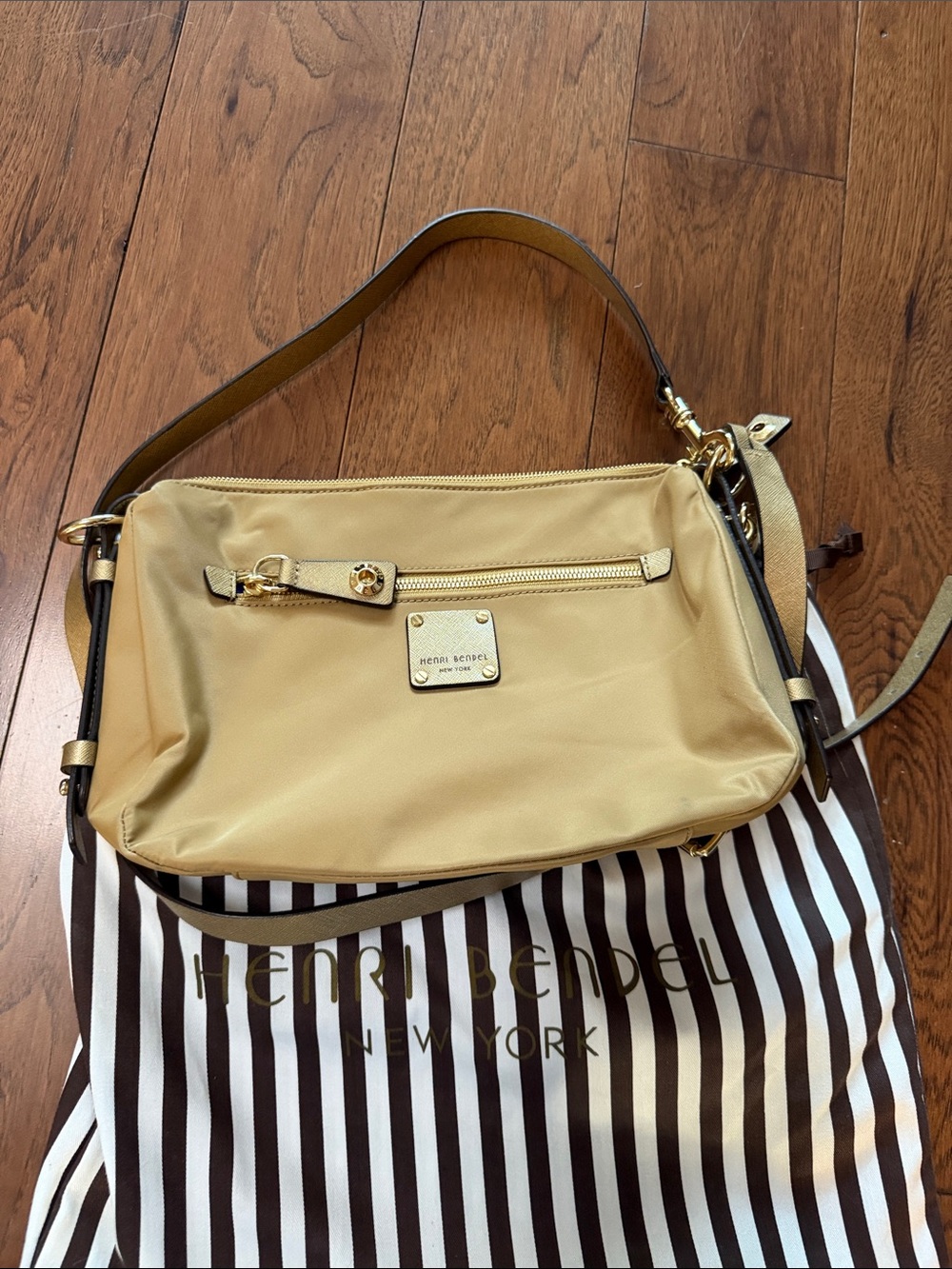 henri bendel tan shoulder bag with gold hardware